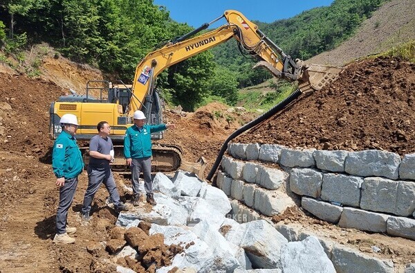 회천면 회령지구 계류보전사업 현장 점검을 하고 있다