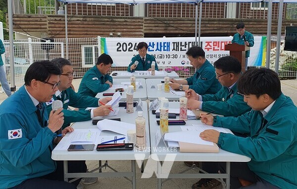 보성군은 산사태 피해의 선제적 예방을 위해 지난 4월 26일 산사태 취약 지역 산사태 재난 대비 훈련 중 상황판단회의를 진행하고 있다.