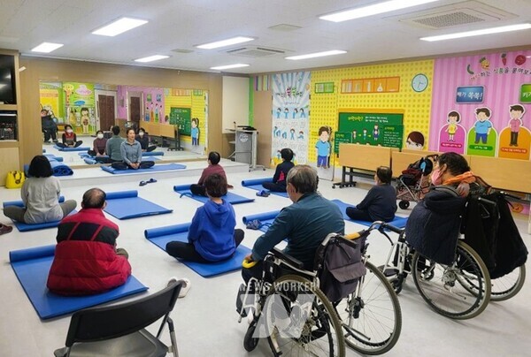 전남 장성군이 지역 내 뇌병변‧지체 장애인의 건강 증진과 사회 참여를 위한 ‘웰니스 재활 프로그램’을 운영 중이다.