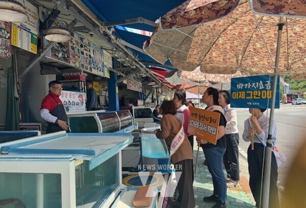 목포시가 전국 소년(장애학생)체전 맞아 물가안정을 위해 분주히 활동하고 있다. / 목포시 제공