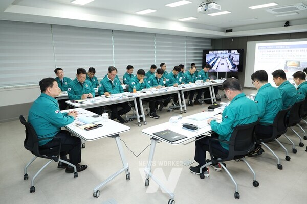 윤석대 한국수자원공사 사장(사진 왼쪽)이 5월 17일 섬진강댐에서 전사 특별 대책회의를 주재하며 임원진, 본사 및 전국 댐 지사 부서장과 함께 홍수 대비 체계를 점검하고 있다.