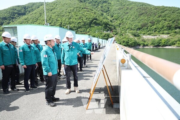 윤석대 한국수자원공사 사장(사진 앞줄 왼쪽)이 5월 17일 섬진강댐에서 댐 운영현황을 점검하며 임원진, 본사 및 전국 댐 지사 부서장과 함께 홍수 대비 체계를 점검하고 있다.