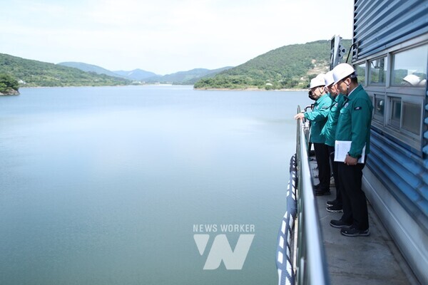 윤석대 한국수자원공사 사장(사진 오른쪽 세 번째)이 5월 17일 섬진강댐에서 댐 수문 설비를 점검하며 임원진, 본사 및 전국 댐 지사 부서장과 함께 홍수 대비 체계를 점검하고 있다.