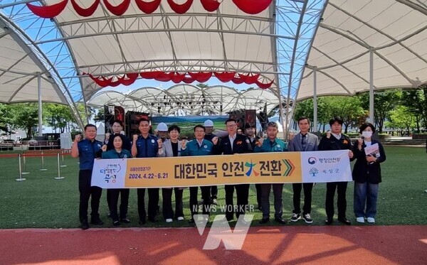 전남 곡성군은 제14회 곡성세계장미축제를 맞아 곡성경찰서, 곡성소방서 등 지역 내 3개 유관 기관과 민간 단체가 참여한 가운데 기차마을 축제장에서 현장 점검을 실시했다