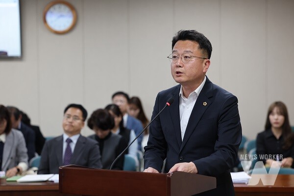 전남도의회 최선국 보건복지환경위원장이 조례안에 대한 제안설명을 하고 있다.