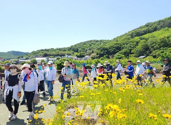 5월 18일 글로컬 미래교육박람회 서포터스가 남파랑길 51코스 걷기활동을 하고 있다.