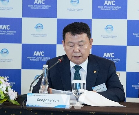 윤석대 한국수자원공사 사장이 19일 인도네시아 현지에서 제10차 세계물포럼 기간에 열린 아시아물위원회(AWC) 이사회에서 아시아 국가들의 물 문제 해결을 위한 워터프로젝트 추진 및 아시아국제물주간(AIWW) 개최 등 주요 현안을 논의하고 있다.