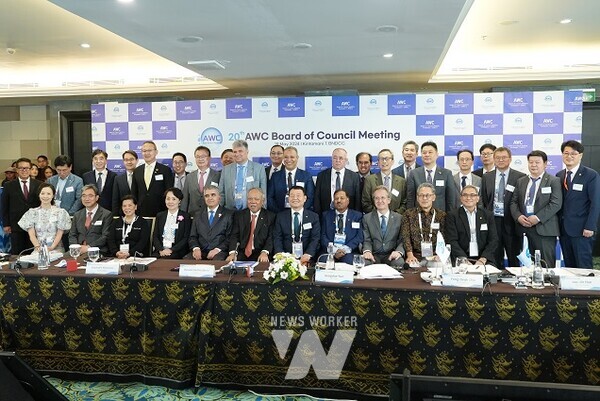 윤석대 한국수자원공사 사장(사진 앞줄 오른쪽 다섯 번째)이 19일 인도네시아 현지에서 제10차 세계물포럼 기간에 열린 아시아물위원회(AWC) 이사회 주요 인사들과 기념사진을 촬영하고 있다.