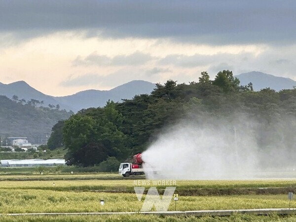장성군이 맥류 붉은곰팡이병 확산을 막기 위해 긴급 방제를 지원했다