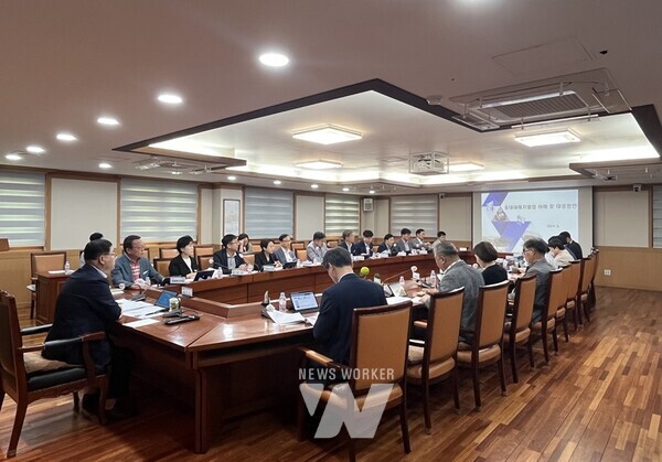 전남 영암군(군수 우승희)이 20일 군청에서 간부공무원이 참석한 가운데 ‘중대재해 예방 이해와 대응 방안 교육’을 실시했다.