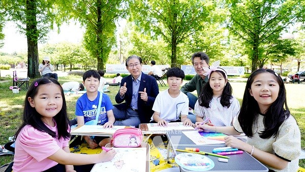 GIST 과학상상 어린이 미술대회(임기철 총장과 정용화 대외부총장 참가 어린이들과 함께 사진 촬영)