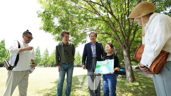 GIST 과학상상 어린이 미술대회(참가 어린이가 완성된 그림을 보여주고 있다