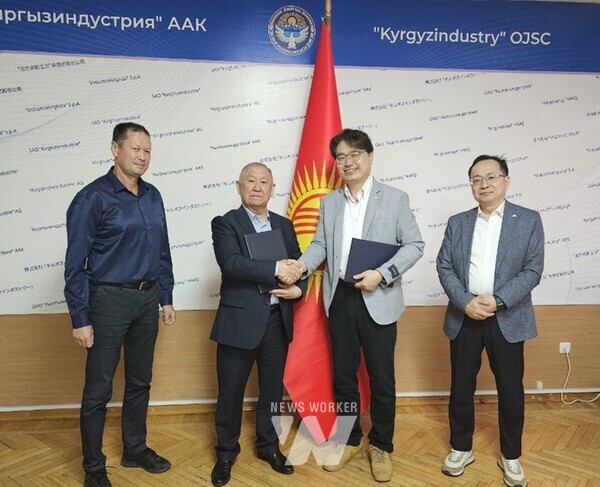 (재)전남테크노파크(원장 오익현)는 중앙아시아 신재생에너지 시장 개척을 위해 키르기즈 공화국 에너지부, 키르기즈인더스트리와 신재생에너지 분야 협력을 위해 지난 16~17일 키르기즈 공화국에서 업무협약을 체결했다.