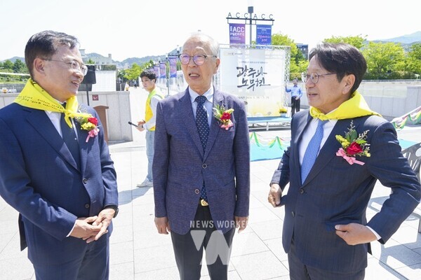 강기정 광주광역시장이 20일 오전 동구 국립아시아문화전당 플라자브릿지에서 열린 ‘고 노무현 전 대통령 서거 15주기 추모 사진전 개막식’에 참석해 명계남 배우에게 선물받은 ‘노무현 어록 명계남 캘리그라피’를 들고 있다./광주광역시 제공강기정 광주광역시장(오른쪽)이 20일 오전 동구 국립아시아문화전당 플라자브릿지에서 열린 ‘고 노무현 전 대통령 서거 15주기 추모 사진전 개막식’에 참석해 정찬용 전 청와대 인사수석(가운데), 노무현재단 광주지역위원회 김삼호 상임대표(왼쪽)와 대화를 나누고 있다./광주광역시 제공강기정 광주광역시장이 20일 오전 동구 국립아시아문화전당 플라자브릿지에서 열린 ‘고 노무현 전 대통령 서거 15주기 추모 사진전 개막식’에 참석해 축사를 하고 있다./광주광역시 제공강기정 광주광역시장(오른쪽)이 20일 오전 동구 국립아시아문화전당 플라자브릿지에서 열린 ‘고 노무현 전 대통령 서거 15주기 추모 사진전 개막식’에 참석해 정찬용 전 청와대 인사수석, 노무현재단 광주지역위원회 김삼호 상임대표, 김병내 남구청장 등 내빈들과 테이프 커팅을 하고 있다./광주광역시 제공