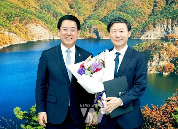 김영록 전라남도지사가 20일 도청 접견실에서 범희승 제2대 전남인재평생교육진흥원장에게 임명장을 수여하고 기념촬영을 하고 있다.