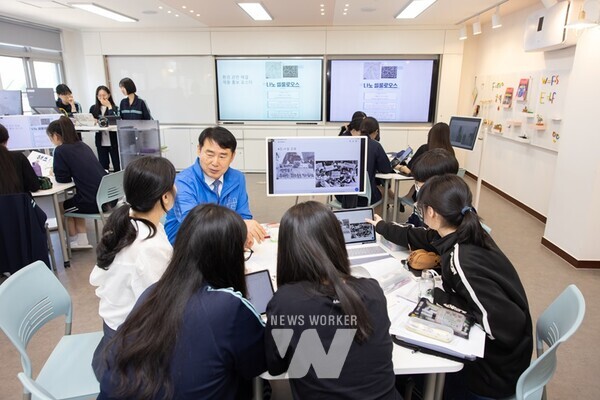 이정선 교육감이 20일 지능형 과학실 운영학교인 상일여자고등학교를 방문해 첨단 과학기술 기반 미래형 과학 수업을 참관했다.