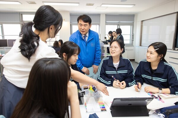 이정선 교육감이 20일 지능형 과학실 운영학교인 상일여자고등학교를 방문해 첨단 과학기술 기반 미래형 과학 수업을 참관했다.