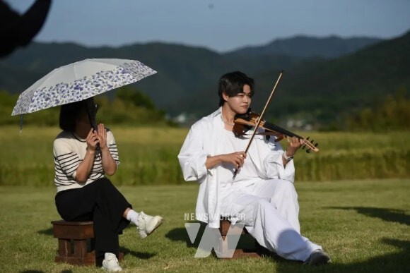 지난 18일, 제14회 곡성세계장미축제를 기념해 섬진강동화정원 10만 평의 호밀밭에서 특별한 버스킹 공연이 열렸다.