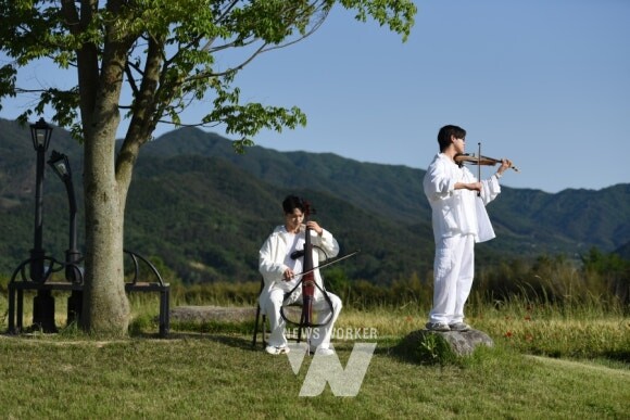 지난 18일, 제14회 곡성세계장미축제를 기념해 섬진강동화정원 10만 평의 호밀밭에서 특별한 버스킹 공연이 열렸다.