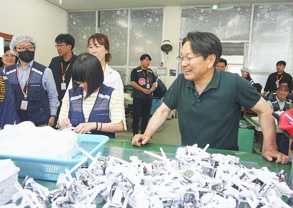강기정 광주광역시장이 20일 오후 북구장애인종합복지관에서 열린 공공기관 현장대화에 참석해 장애인직업재활시설 보호작업장을 찾아 작업중인 장애인들을 격려하고 있다./광주광역시 제공