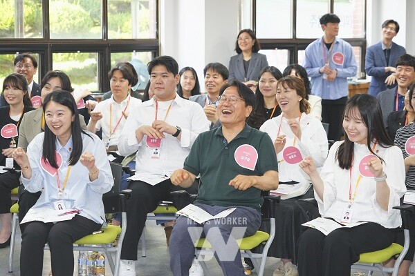 강기정 광주광역시장이 20일 오후 북구장애인종합복지관에서 열린 공공기관 현장대화에 참석해 장애인종합지원센터 및 위탁시설 종사자들과 장애인복지 발전과 각 기관 역할 강화 방안 등을 논의한 뒤 수어를 배우고 있다./광주광역시 제공