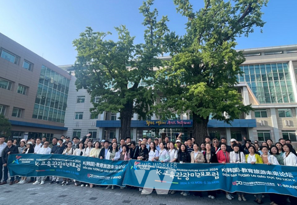 2024 K-교육관광 미래 포럼이 화순군청을 방문, 기념촬영을 하고 있다