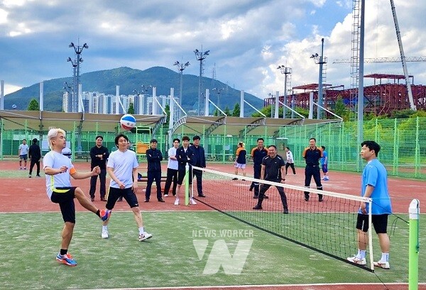 지난 17일, 광양제철소 어울림체육관 야외족구장에서 광양제철소 제선부 족구 예선전이 진행되고 있다.