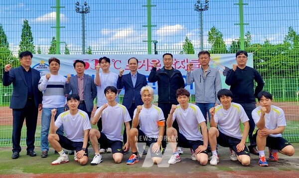 지난 17일, 광양제철소 어울림체육관 야외족구장에서 광양제철소 제선부 족구 예선전이 진행되고 있다.