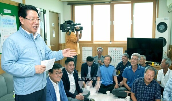 전라남도가 여름철 폭염 발생에 대비해 ‘2024년 여름철 폭염대비 지원대책’을 추진한다. 김영록 전라남도지사가 2023년 8월 4일 무더위 쉼터로 지정된 영암읍 망호경로당을 방문, 어르신의 안부를 직접 살피는 모습