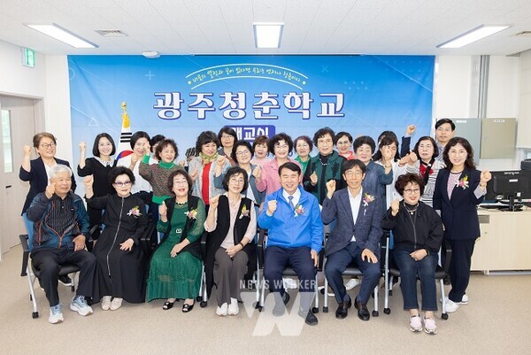 광주시교육청이 21일 금호평생교육관에서 배움의 기회를 놓친 어르신들을 위한 ‘광주청춘학교 개교식’을 가졌다