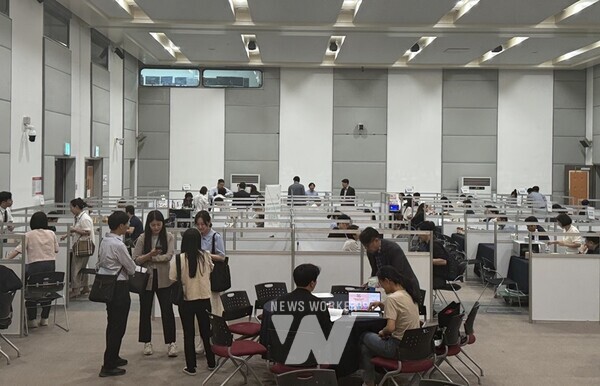 (재)전남정보문화산업진흥원(원장 이인용, 이하 ‘진흥원’)은 지난 21일 여수엑스포 컨벤션센터에서 2024년 상반기 우수상품품평‧상담회(이하 ‘품평상담회’)를 개최했다.