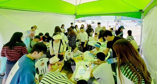 GIST 차세대에너지연구소가 ‘2024 광주과학발명페스티벌’에서 운영한 ‘태양광 자동차 만들기’ 체험 부스. 학생과 학부모 등 시민들이 태양광 에너지를 이용한 전기자동차 제작 과정을 직접 체험하고 있다.