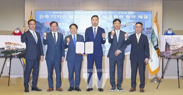 강기정 광주광역시장이 22일 오전 시청 비즈니스룸에서 정지영 현대백화점 대표이사와 복합쇼핑몰 '더 현대 광주' 설계 디자인을 공개한 뒤 상호협력 협약을 체결하고 있다./광주광역시 제공