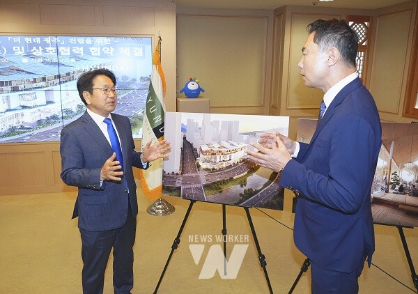 강기정 광주광역시장과 정지영 현대백화점 대표이가 22일 오전 시청 비즈니스룸에서 복합쇼핑몰 '더 현대 광주' 설계 디자인에 대해 이야기를 나누고 있다./광주광역시 제공