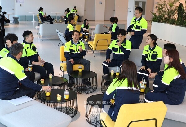 포스코그룹 장인화 회장이 21일 세종에 위치한 포스코퓨처엠 에너지소재연구소와 천연흑연음극재 공장을 점검하고 직원들과 간담회를 가졌다