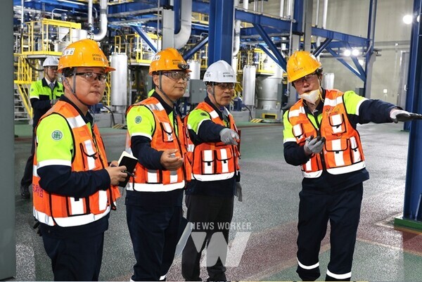 포스코그룹 장인화 회장이 21일 세종에 위치한 포스코퓨처엠 천연흑연 음극재 공장을 둘러보고 있다 (우측 두번째)