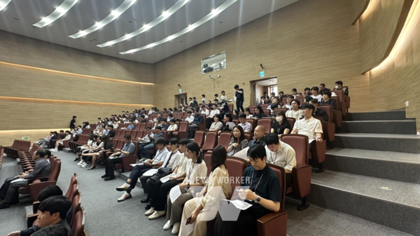 전력거래소 직원들이 콘서트에 참석하고 있다.