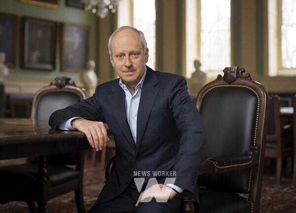 개막날인 29일, 기조강연을 하는 ‘정의란 무엇인가’의 저자 마이클 샌델 하버드대 교수