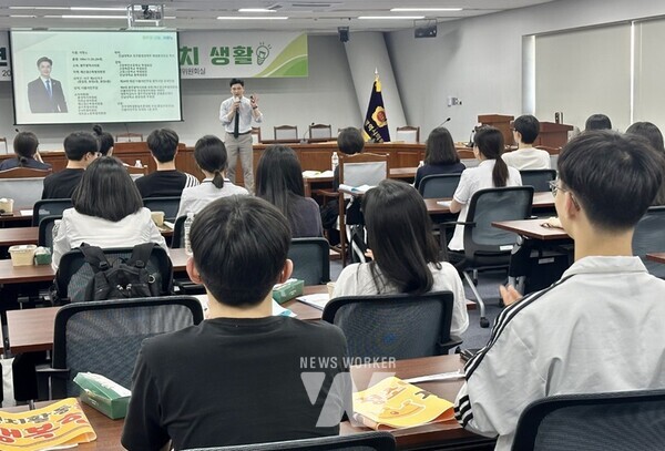 광주시교육청이 지난 22일 광주광역시의회에서 지난해부터 시·도 교육청 단위로 최초로 운영 중인 ‘2024년도 제2기 청소년 정치학교’ 개강식을 개최했다.