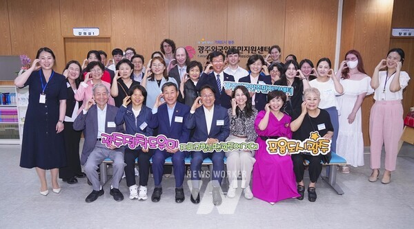 강기정 광주광역시장이 지난 22일 오후 광산구 광주외국인주민지원센터에서 열린 제36회 정책소풍에 참석해 외국인정책 확대 방안등을 논의하고 있다./광주광역시 제공강기정 광주광역시장이 지난 22일 오후 광산구 '광주외국인주민지원센터 개소식'에 참석해 축사를 하고 있다./광주광역시 제공강기정 광주광역시장이 지난 22일 오후 광산구 '광주외국인주민지원센터 개소식'에 참석해 박병규 광산구청장 등 내빈들과 현판제막을 하고 있다./광주광역시 제공