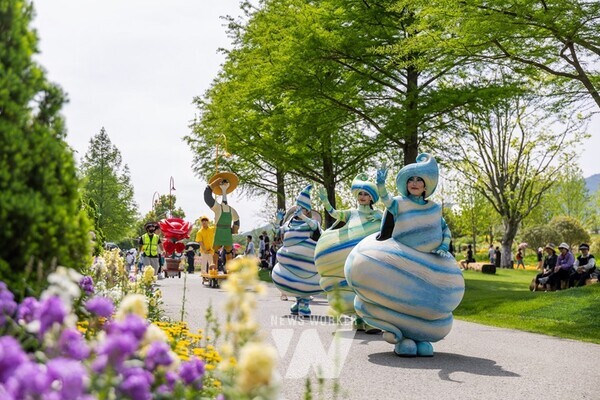 순천만국가정원을 유일무이한 정원문화 플랫폼으로 조성하기 위해 지난 5월부터 시작한 ‘애니벤져스 캐릭터 카퍼레이드’가 관람객으로부터 뜨거운 호응을 얻고 있다