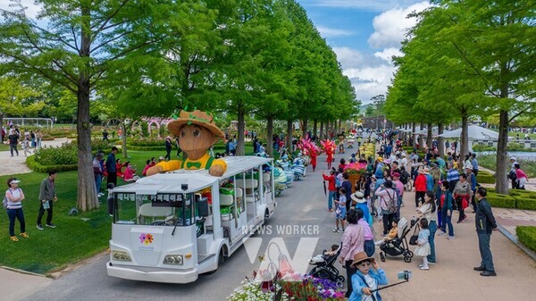 순천만국가정원을 유일무이한 정원문화 플랫폼으로 조성하기 위해 지난 5월부터 시작한 ‘애니벤져스 캐릭터 카퍼레이드’가 관람객으로부터 뜨거운 호응을 얻고 있다