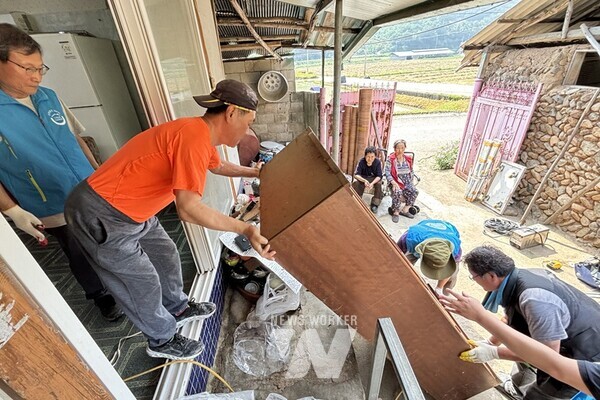 지난 22일, 죽곡면 우리동네 복지기동대가 관내 취약계층 주민의 주거 환경 개선을 위해 봉사활동에 나섰다.