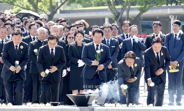 김영록 전라남도지사(오른쪽 세번째)가 23일 오후 경남 김해 봉하마을에서 권양숙 여사와 문재인 전 대통령 내외, 한덕수 총리, 여야 대표 등이 참석한 가운데 열린 고 노무현 전 대통령 서거 15주기 추도식에서 헌화 하고 있다.
