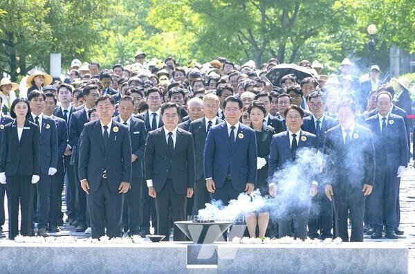 김영록 전라남도지사(오른쪽 세번째)가 23일 오후 경남 김해 봉하마을에서 권양숙 여사와 문재인 전 대통령 내외, 한덕수 총리, 여야 대표 등이 참석한 가운데 열린 고 노무현 전 대통령 서거 15주기 추도식에서 참배 하고 있다.