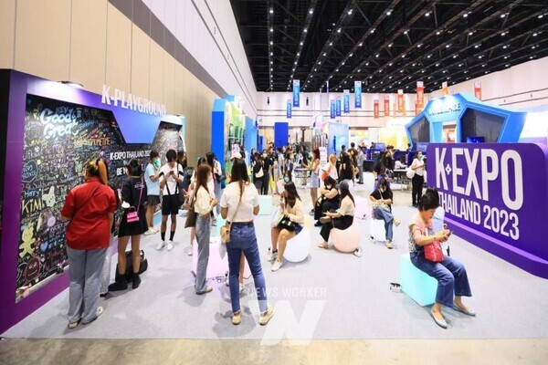 한국콘텐츠진흥원은 지난해 11월 태국 방콕에서 ‘2023 태국 K-박람회’를 성공적으로 개최했다.(현지 관람객들이 직접 K-콘텐츠를 경험해볼 수 있는 B2C 전시·체험관 현장 사진)