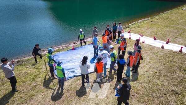 전남 화순군(군수 구복규)은 24일 오전 10:30~ 11:30까지 1시간에 걸쳐 화순군 동복면 안성리 안림저수지에서 자연재해에 신속하게 대처하기 위한 저수지 비상대처 현장훈련을 실시했다