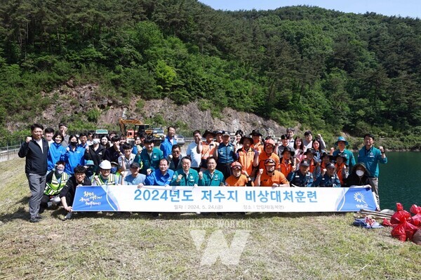 전남 화순군(군수 구복규)은 24일 오전 10:30~ 11:30까지 1시간에 걸쳐 화순군 동복면 안성리 안림저수지에서 자연재해에 신속하게 대처하기 위한 저수지 비상대처 현장훈련을 실시했다