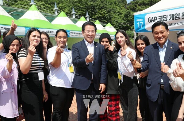 김영록 전라남도지사가 24일 오후 목포자연사박물관 광장에서 열린 ‘2024 전라남도 청소년박람회’에 참석, 체험행사장 부스를 둘러보며 행사에 참석한 외국인학생 등과 이야기를 나누고 있다.
