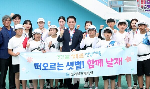 김영록 전라남도지사가 26일 오전 제53회 전국소년체전 양궁경기가 열리고 있는 순천팔마종합운동장을 방문, 양궁 종목에 참가하고 있는 전남 선수단을 격려하고 있다.